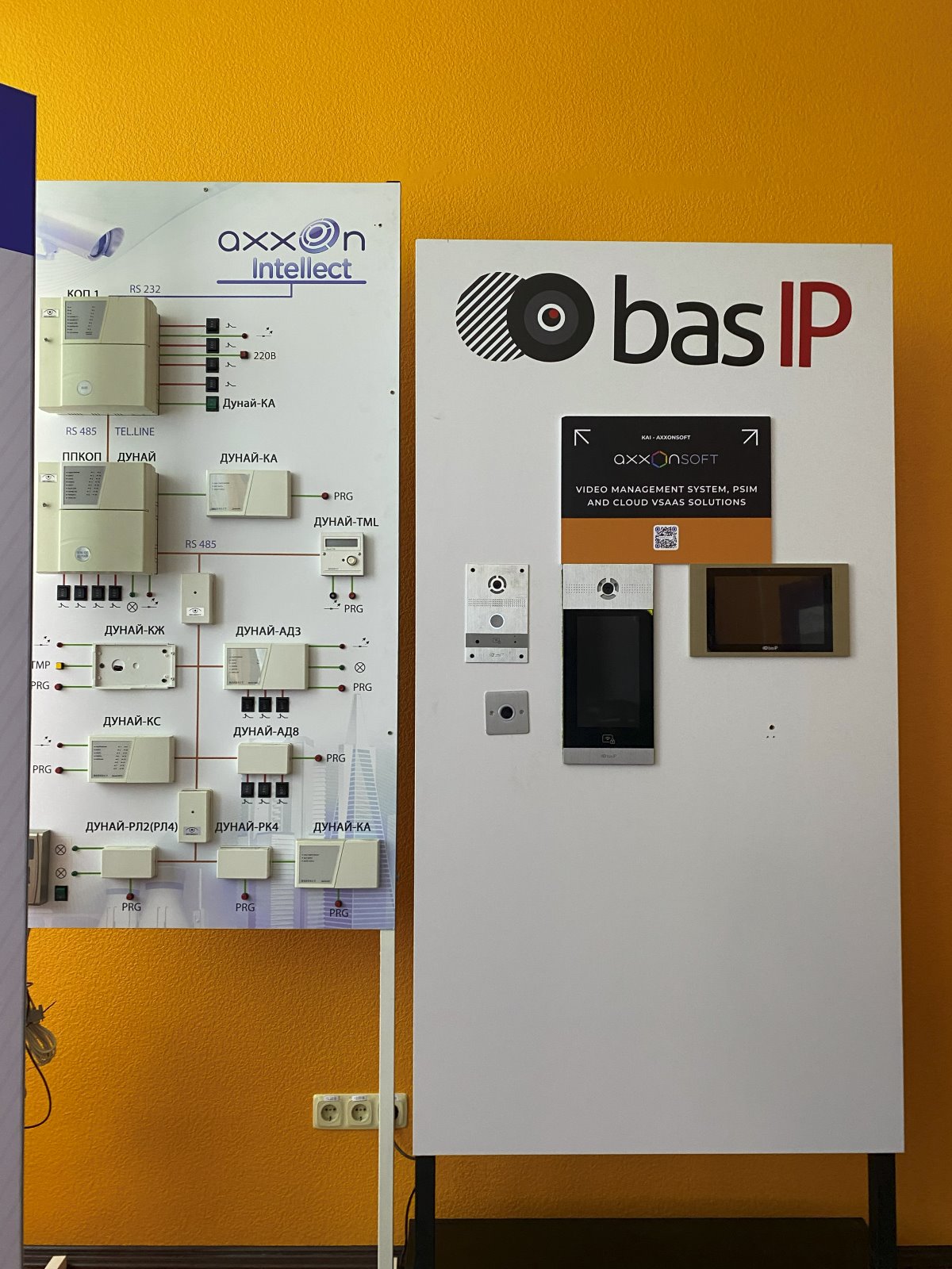 Стенд IP-домофонії BAS-IP та схема інтеграції Axxon Intellect