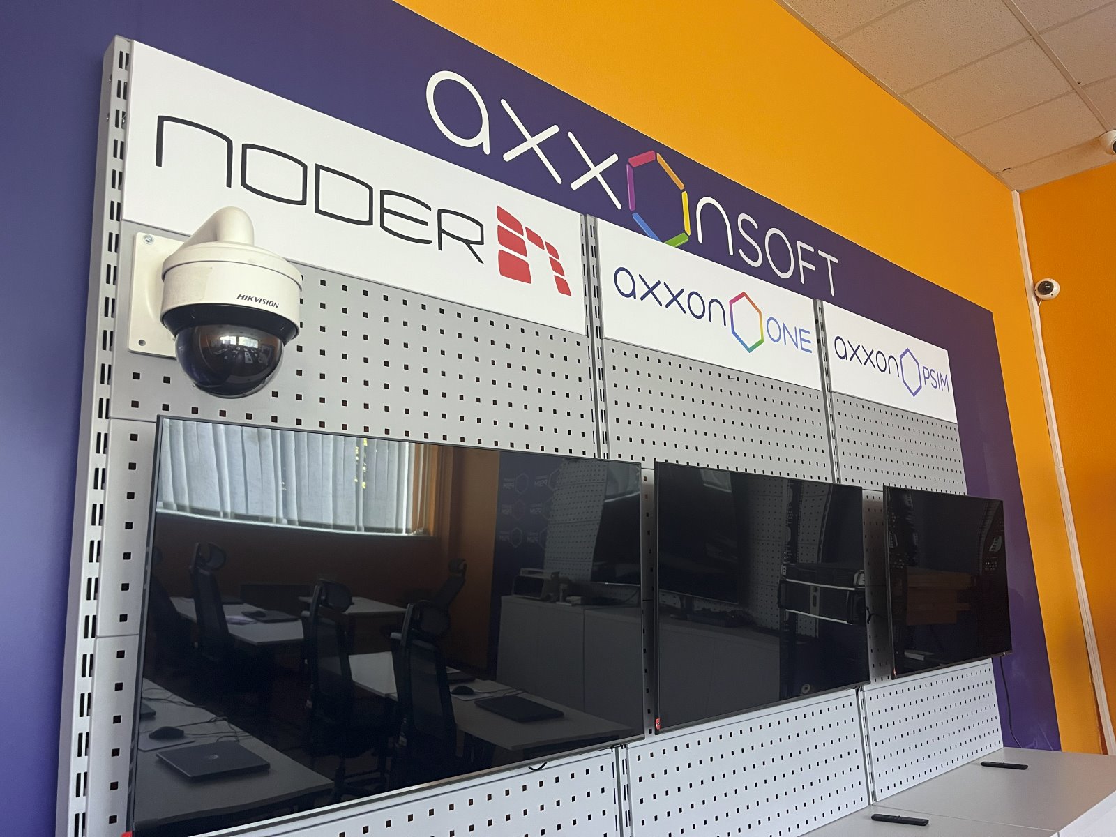 Стенд партнерів NODER і AxxonSoft з камерою відеоспостереження Hikvision