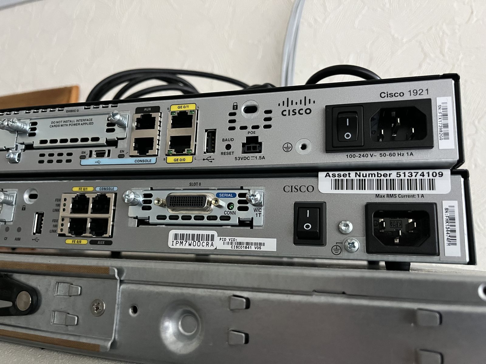 Задні панелі маршрутизаторів Cisco 1921 та 1841