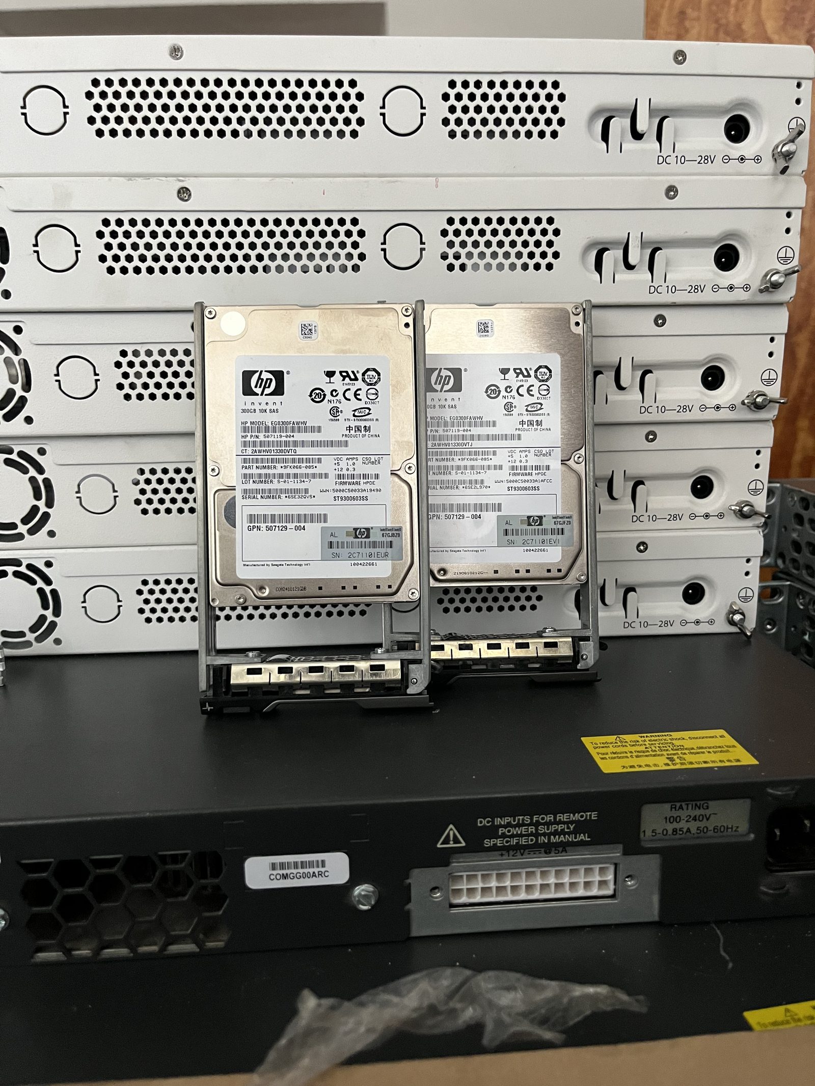 Диски HP 300GB 10K SAS у серверній стійці
