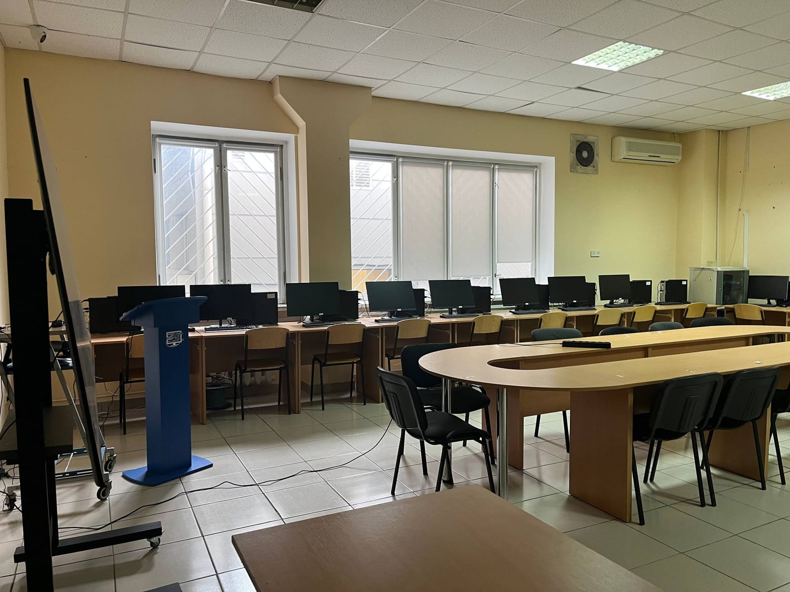Аудиторія центру: великий дисплей, конференц-стіл і комп'ютерні місця