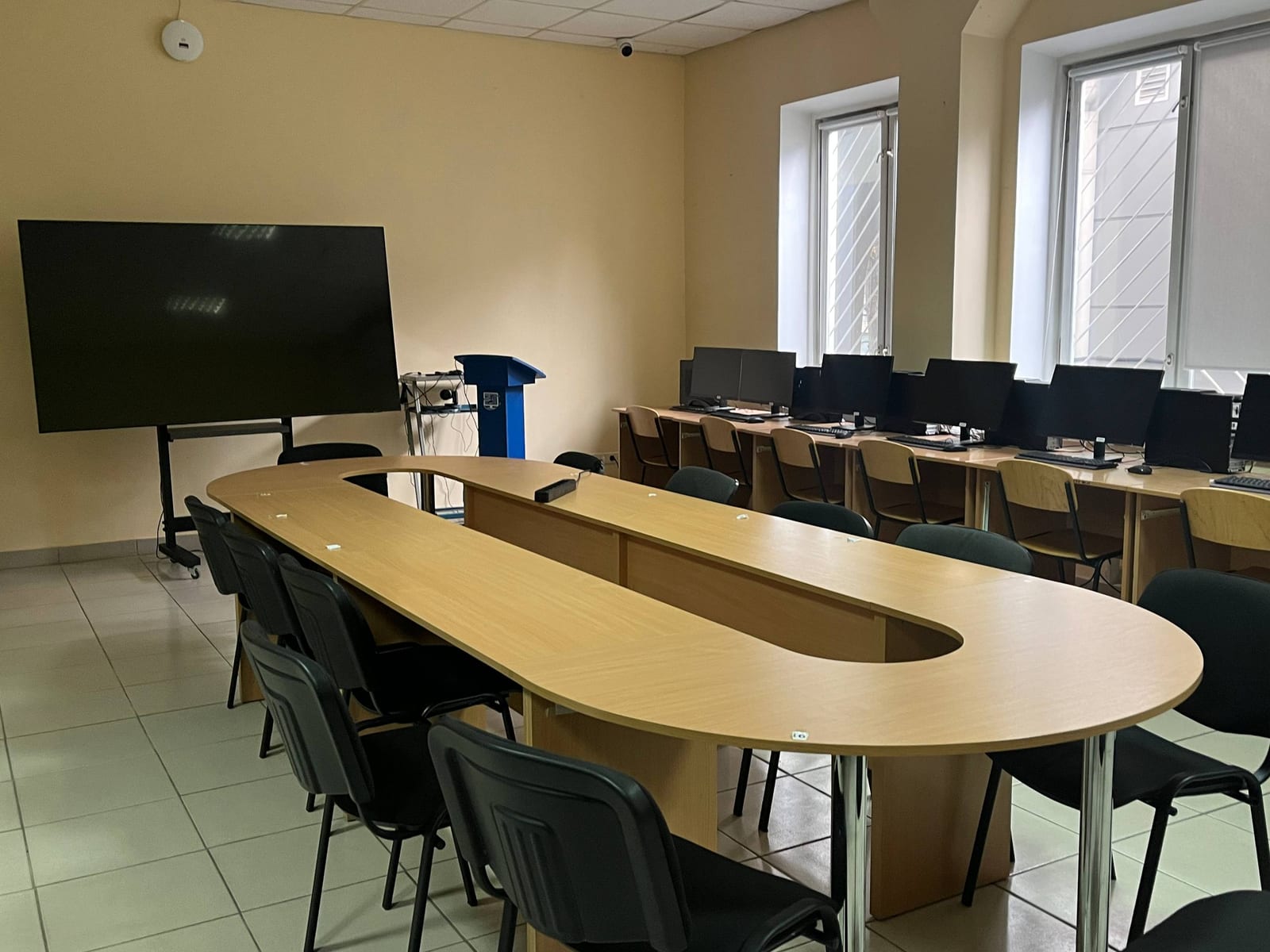 Аудиторія навчального комп'ютерного центру «IT Академія» з комп'ютерними місцями та конференц-столом