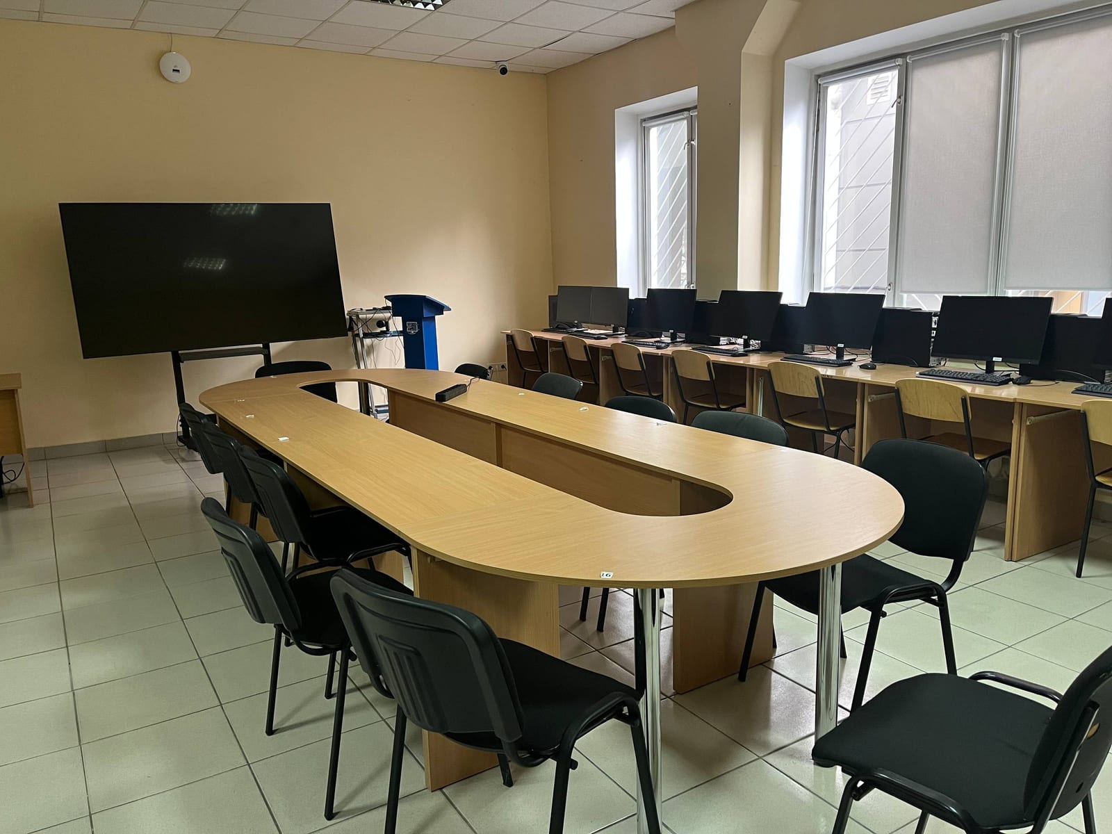Конференц-стіл і комп'ютерні місця в аудиторії центру