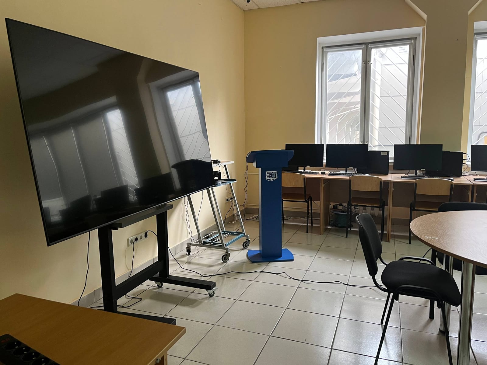Великий дисплей на пересувній стійці в аудиторії