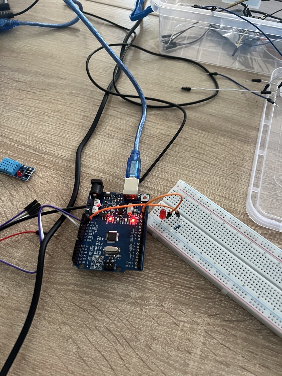 Arduino Uno, підключена до макетної плати зі світлодіодом