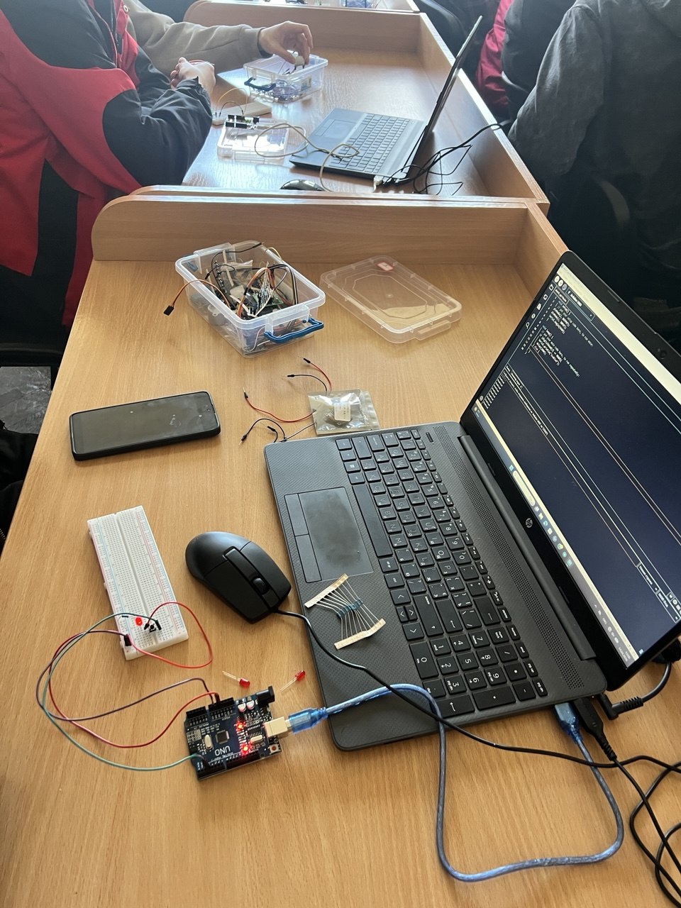 Робоче місце студента — ноутбук, Arduino Uno та макетна плата
